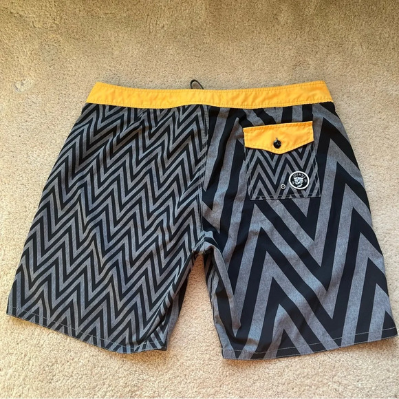 Lost Enterprises Men’s Black & Gray Chevron Print Board Shorts - Size 38 - VGUC - Picture 4 of 10